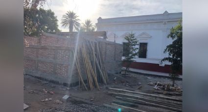 Reanudan construcción de sanitarios en la primaria Álvaro Obregón con aval del INAH