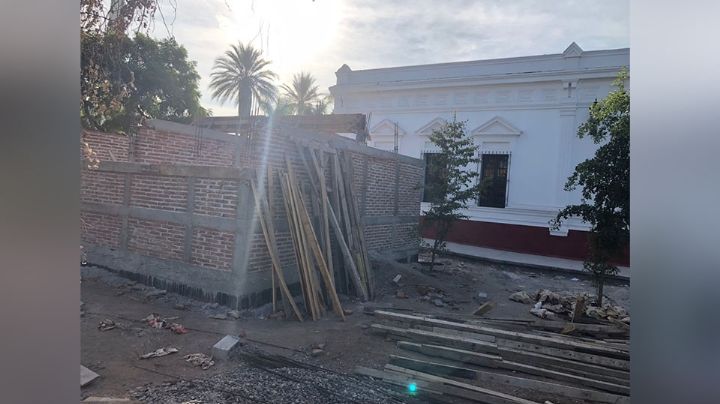 Reanudan construcción de sanitarios en la primaria Álvaro Obregón con aval del INAH