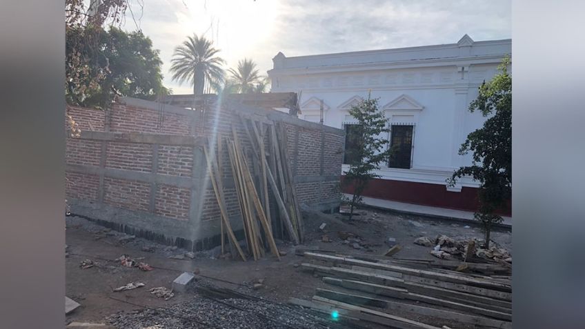 Reanudan construcción de sanitarios en la primaria Álvaro Obregón con aval del INAH