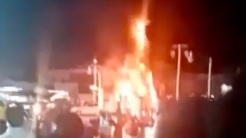(VIDEO) Pánico en Oaxaca: Delante de residentes, árbol de Navidad se incendia en segundos