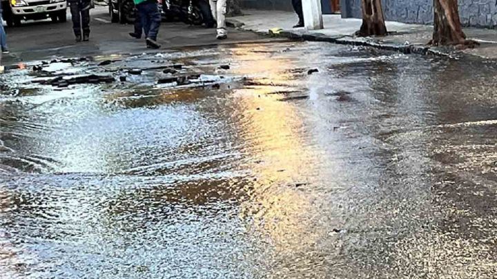 VIDEO: Reportan Mega fuga de agua en el centro de Tlalpan; Autoridades laboran en el sitio