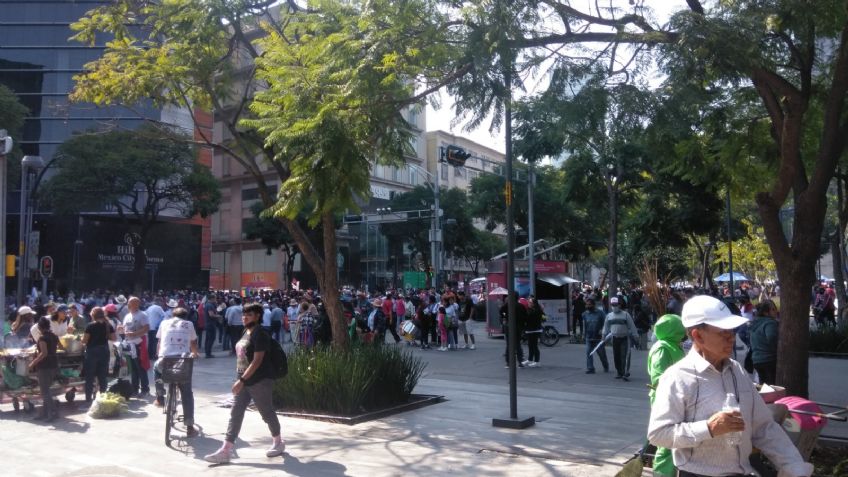 Oficiales rescatan a dos menores extraviados en la Alameda Central de la CDMX