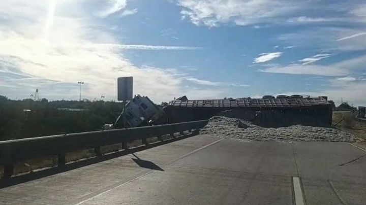 Aparatoso accidente entre un tráiler y un tractor deja un muerto cerca de Loma de Guamúchil