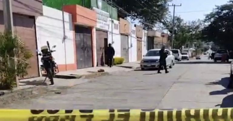 Autoridades llegan al sitio del crimen