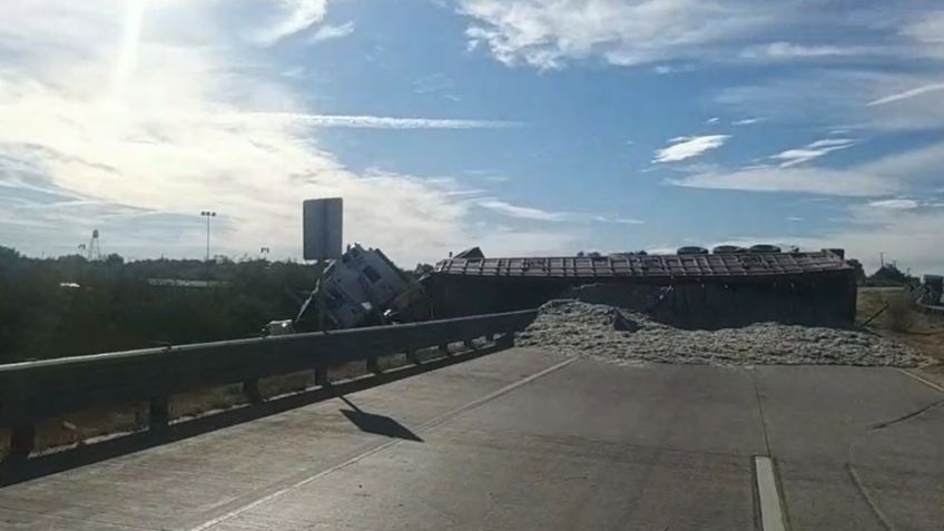 Aparatoso accidente entre un tráiler y un tractor deja un muerto cerca de Loma de Guamúchil
