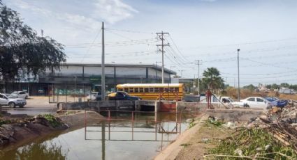 Distrito de Riego llama a no tirar basura a los canales de riego; se desborda canal de la 300