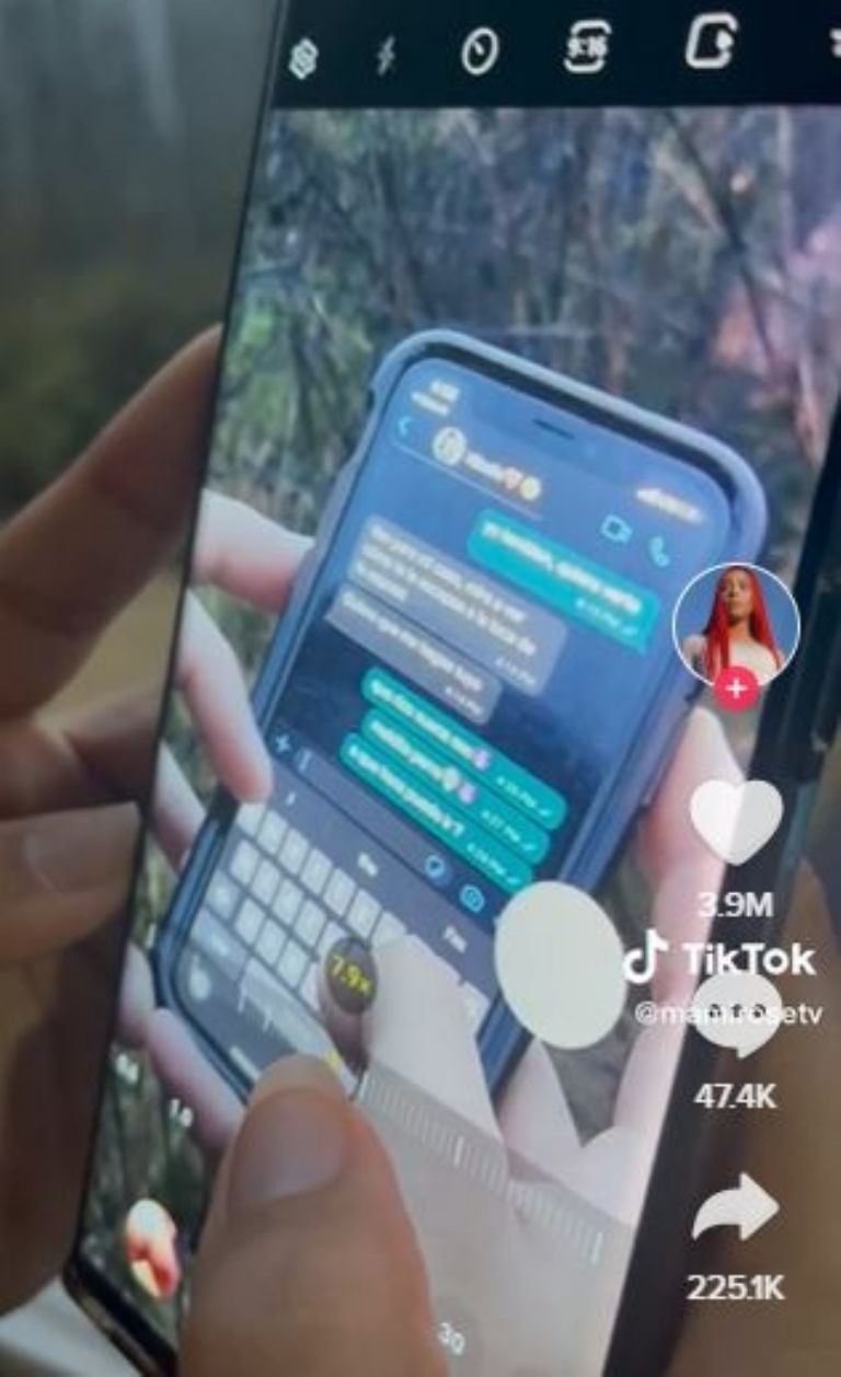 Mujer capta la pantalla de su celular