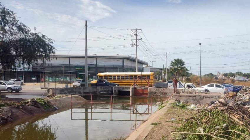 Distrito de Riego llama a no tirar basura a los canales de riego; se desborda canal de la 300