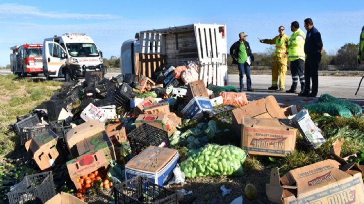 Camión con verduras se vuelca en la carretera Federal 15; chófer resulta ileso y se presenta rapiña