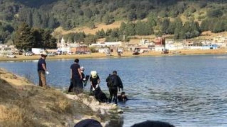 En la imagen, las labores de rescate para dar con el joven que ingresó a la Laguna Salazar en Edomex.