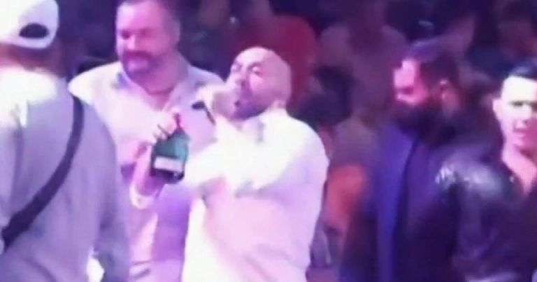 En la imagen, Lupillo Rivera en su palenque en Michoacán