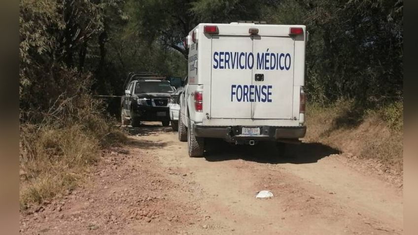 Sicarios dejan a un hombre muerto amarrado a un árbol; le colocaron un 'narcomensaje'
