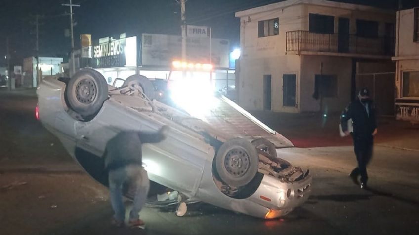 Conductora se estampa contra poste del alumbrado público en Ciudad Obregón y queda lesionada