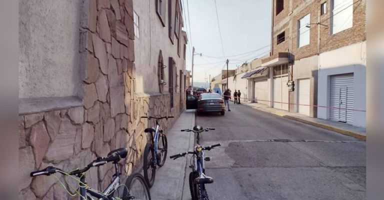 Autoridades trabajan en la zona del crimen