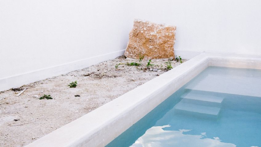 Hallan a un hombre con huellas de violencia dentro de una piscina en construcción