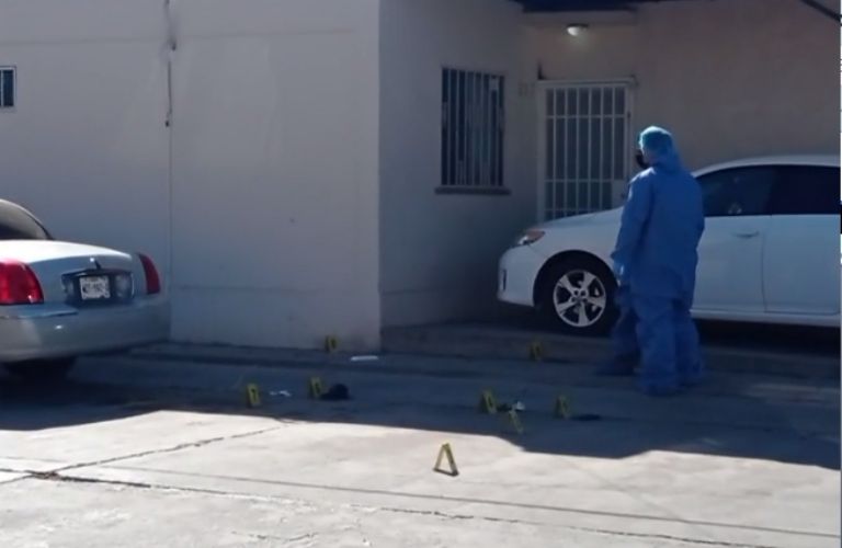 En la imagen, Servicios Periciales recaudando las evidencias del ataque armado de este miércoles en Ciudad Obregón