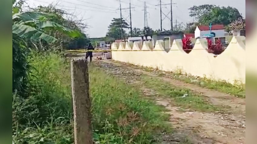 Al exterior de un panteón, autoridades localizan el cuerpo de un hombre