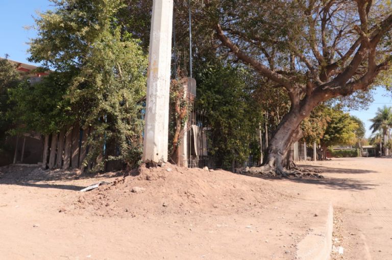 En la imagen, uno de los postes dañados en Cajeme. Créditos: Román González