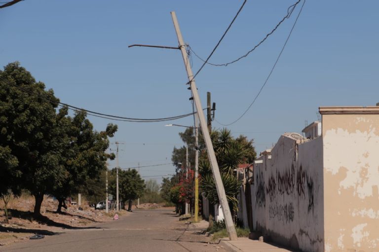 En la imagen, uno de los postes dañados en Cajeme. Créditos: Román González