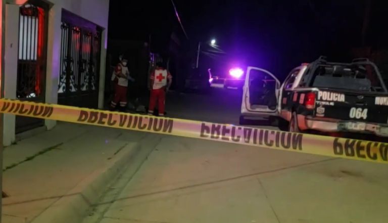 A la escena arribaron paramédicos de la Cruz Roja, quienes confirmaron el deceso de las dos víctimas