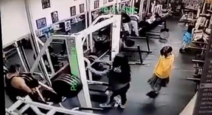 VIDEO: Captan los últimos momentos de mujer que murió al caerle pesa en gimnasio de la CDMX