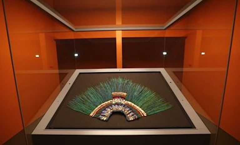 En la imagen, el Penacho de Moctezuma, resguardado en Australia