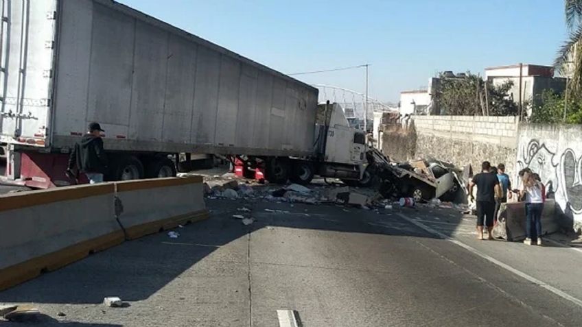 Tráiler choca contra 12 autos en autopista México-Cuernavaca; hay nueve personas heridas