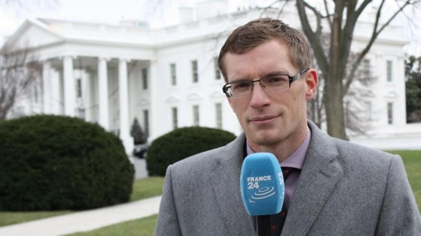 ¡Qué habilidad! Reportero se hace viral por transmitir conflicto en Ucrania en 6 idiomas