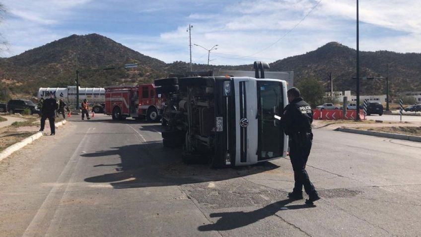 Camión se vuelca en el cruce de dos bulevares en Hermosillo; hay dos personas lesionadas