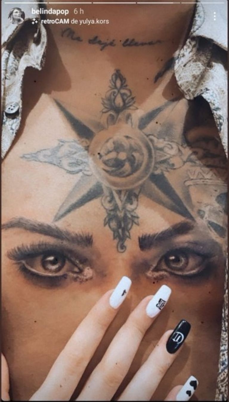 En la imagen, el tatuaje que Christian Nodal se hizo en el pecho cuando estaba enamorado de Belinda