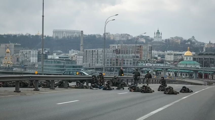 Militares de Rusia llegan a Kiev: Reportan combates cerca de Zelenski, presidente de Ucrania