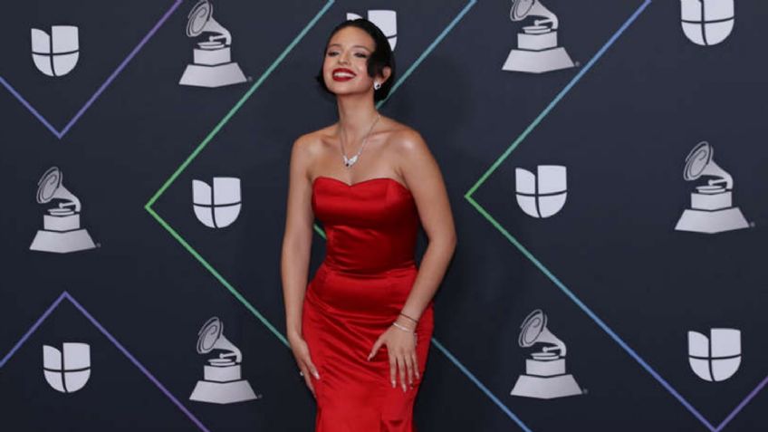 Con 18 años, Ángela Aguilar arrasa en Premio Lo Nuestro e impacta con entallado vestido: "Guapísima"