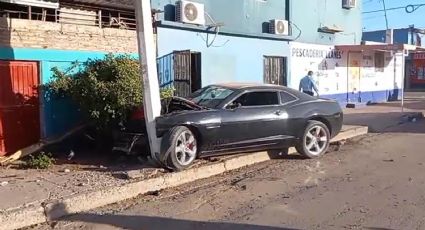 Auto deportivo se impacta contra poste de luz al sur de Ciudad Obregón; el conductor huyó