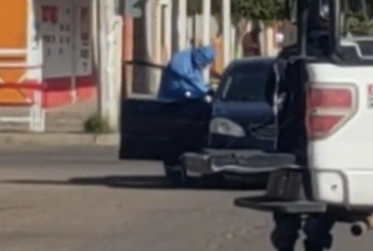 Personal de Servicios Periciales procesó la escena y levantó el cuerpo de la víctima, el cual quedó al interior de un vehículo