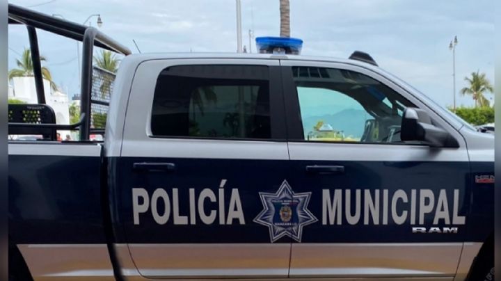 A la orilla de una cancha de futbol, autoridades localizan el cadáver violentado de hombre en Colima