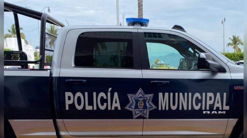 A la orilla de una cancha de futbol, autoridades localizan el cadáver violentado de hombre en Colima