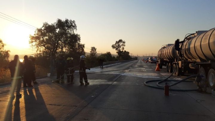 ¡Precaución! Volcadura moviliza autoridades y provoca cierre de la autopista México-Querétaro