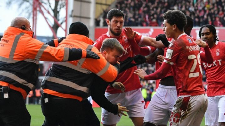 VIDEO: Furioso aficionado se mete a la cancha y golpea a futbolistas en pleno festejo