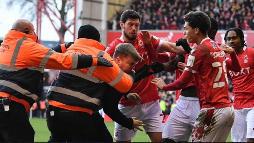VIDEO: Furioso aficionado se mete a la cancha y golpea a futbolistas en pleno festejo