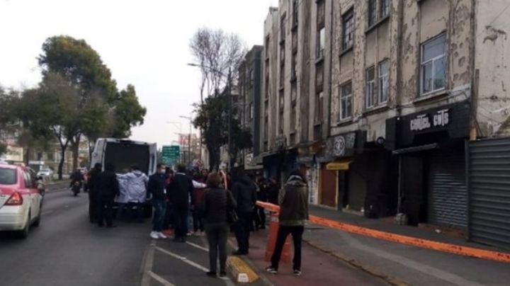 Tragedia: Menor de edad cae al vacío tras asomarse a la calle; autoridades ya investigan