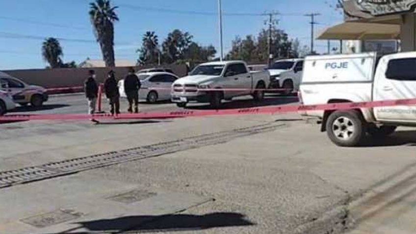 Dentro de un camión de redilas, acribillan y matan a dos hombres; uno era policía municipal