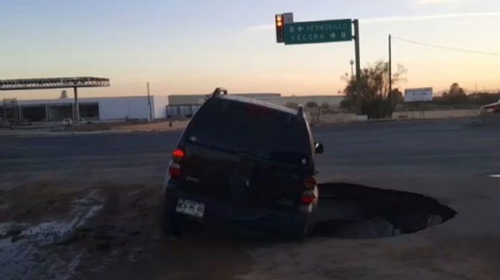Vehículo cae a socavón y genera ruptura de línea de agua al sur de Hermosillo
