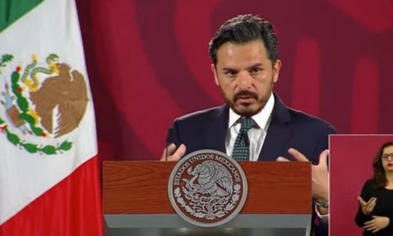 En la imagen, Zoé Robledo presenta el programa IMSS-Bienestar en la 'mañanera' de AMLO