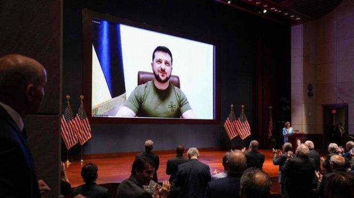 Presidente de Ucrania pide apoyo al Congreso de EU; recibe ovación de pie pero él muestra la cara de la guerra