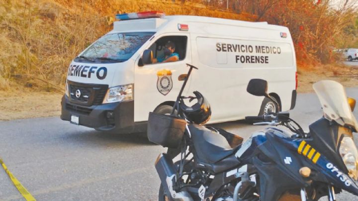 Hallan dos cuerpos a la orilla de la carretera; tenían machetazos y estaban maniatados