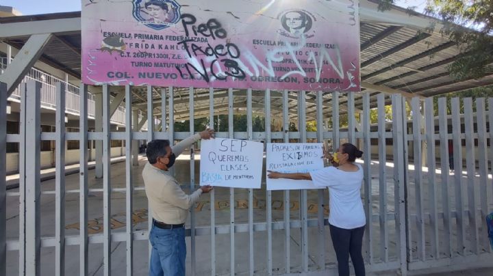 Padres de familia se manifiestan en escuela de Ciudad Obregón; exigen clases presenciales