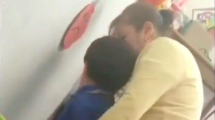 VIDEO: ¡Indignante! Captan a maestra de kínder maltratando a un menor mientras este no para de llorar