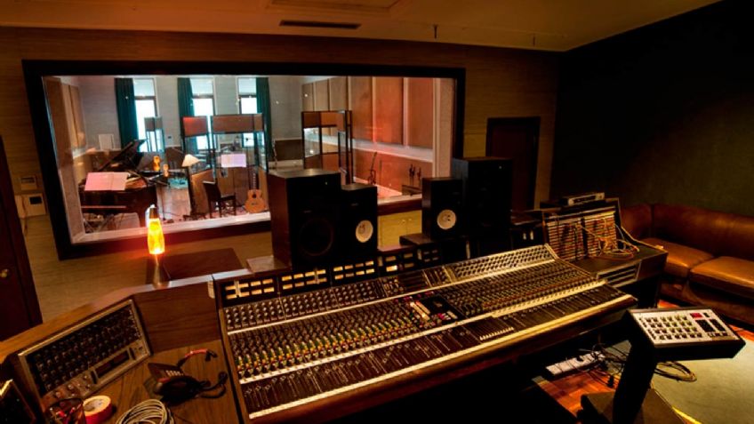 ¡Escándalo! Acusan a popular cantante de dejar en la calle a su expareja e hijo: "No eres hombre"