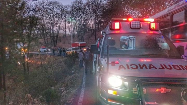 ¡Tragedia! Vuelca camión de pasajeros en Villa del Carbón; difunden lista de heridos