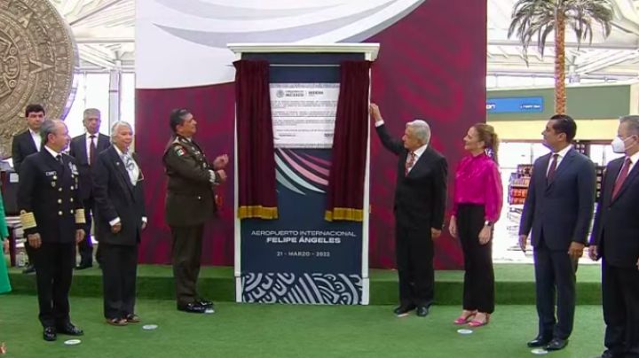 ¿Se viola la veda electoral? Entre aplausos, AMLO devela placa de arranque en el AIFA